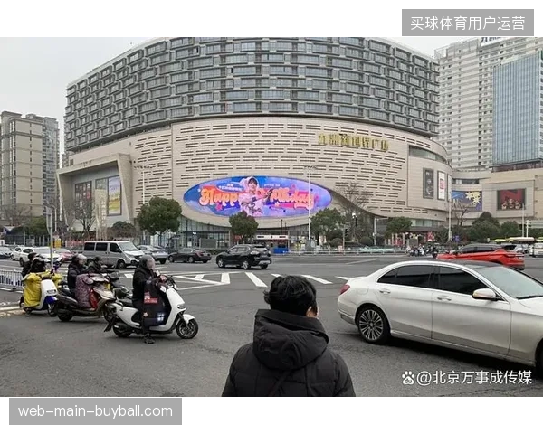 城市户外屏投入巨大却缺乏互动转化，互动系统配置不足导致赛事版权内容沦为纯粹背景